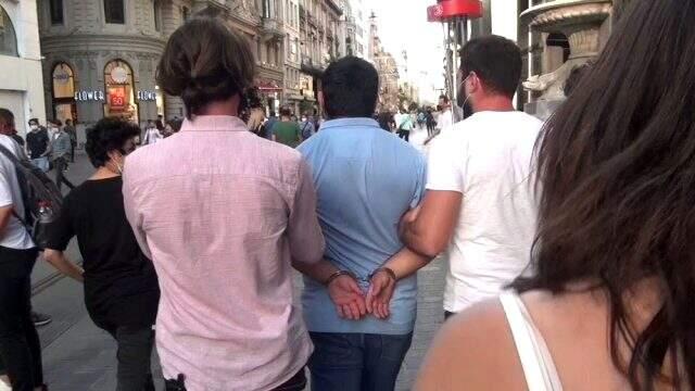 Taksim'de genç kadını taciz eden kişi hakkında yakalama kararı çıkarıldı Taksim'de genç kadını taciz eden kişi hakkında yakalama kararı çıkarıldı
