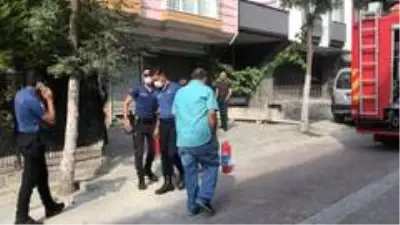 Karşısında haciz memurlarını gören şahıs, üstüne tiner döküp kendini dükkana kilitledi Karşısında haciz memurlarını gören şahıs, üstüne tiner döküp kendini dükkana kilitledi