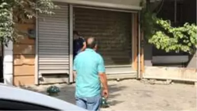 Karşısında haciz memurlarını gören şahıs, üstüne tiner döküp kendini dükkana kilitledi Karşısında haciz memurlarını gören şahıs, üstüne tiner döküp kendini dükkana kilitledi