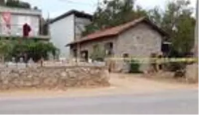 Yaşlı kadın kendini astı Yaşlı kadın kendini astı