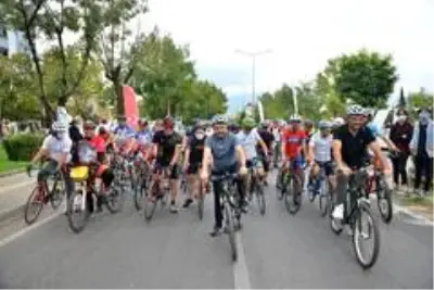 Yıldırımlılar doğa için pedal çevirdi, fidan dikti Yıldırımlılar doğa için pedal çevirdi, fidan dikti