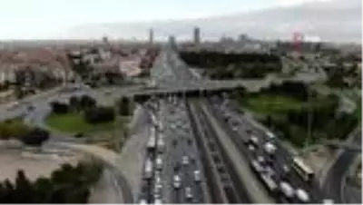 Yüz yüze eğitimin ilk gününde trafik yoğunluğu oluştu Yüz yüze eğitimin ilk gününde trafik yoğunluğu oluştu
