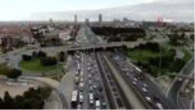 Yüz yüze eğitimin ilk gününde trafik yoğunluğu oluştu Yüz yüze eğitimin ilk gününde trafik yoğunluğu oluştu