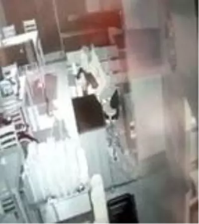 Bir haftada 18 iş yerinden hırsızlık yaptılar, eğlenirken yakalandılar Bir haftada 18 iş yerinden hırsızlık yaptılar, eğlenirken yakalandılar