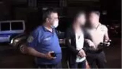 Adana'da kovalamaca sonucu yakalanan şüphelide 2 tabanca bulundu Adana'da kovalamaca sonucu yakalanan şüphelide 2 tabanca bulundu