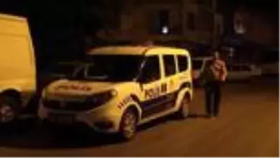 Adana'da kovalamaca sonucu yakalanan şüphelide 2 tabanca bulundu Adana'da kovalamaca sonucu yakalanan şüphelide 2 tabanca bulundu