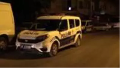 Adana'da kovalamaca sonucu yakalanan şüphelide 2 tabanca bulundu Adana'da kovalamaca sonucu yakalanan şüphelide 2 tabanca bulundu