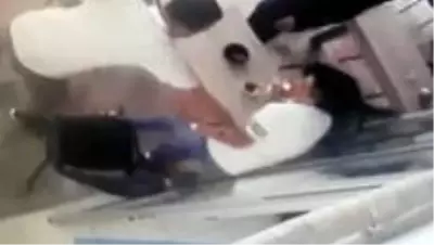 Akli dengesi yerinde olmayan saldırgan çay içen şahsı defalarca böyle bıçakladı Akli dengesi yerinde olmayan saldırgan çay içen şahsı defalarca böyle bıçakladı