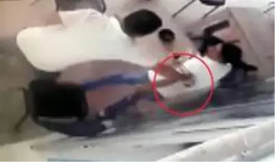 Akli dengesi yerinde olmayan saldırgan çay içen şahsı defalarca böyle bıçakladı Akli dengesi yerinde olmayan saldırgan çay içen şahsı defalarca böyle bıçakladı