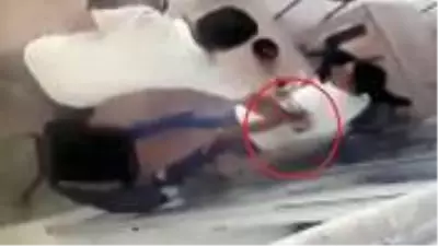 Akli dengesi yerinde olmayan saldırgan çay içen şahsı defalarca böyle bıçakladı Akli dengesi yerinde olmayan saldırgan çay içen şahsı defalarca böyle bıçakladı