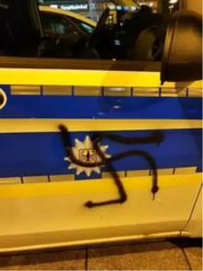 Son dakika haberi! Almanya'da polis aracına gamalı haç çizen genç tutuklandı Son dakika haberi! Almanya'da polis aracına gamalı haç çizen genç tutuklandı
