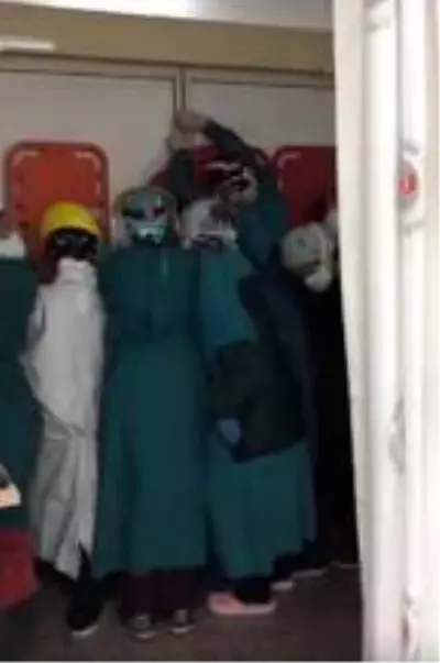Son dakika haberleri! Ankara'da silahlı kavgada ölen kişinin yakınları hastanede sağlıkçılara saldırdı Son dakika haberleri! Ankara'da silahlı kavgada ölen kişinin yakınları hastanede sağlıkçılara saldırdı