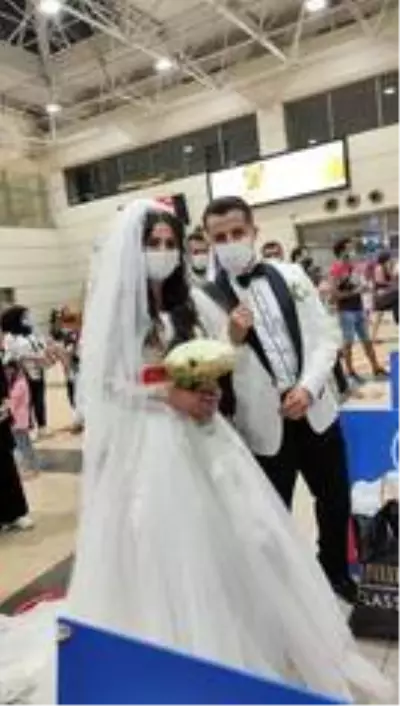 Düğünden çıkıp balayına yetişmeye çalışan çift, gelinlik ve damatlıkla uçağa bindi Düğünden çıkıp balayına yetişmeye çalışan çift, gelinlik ve damatlıkla uçağa bindi