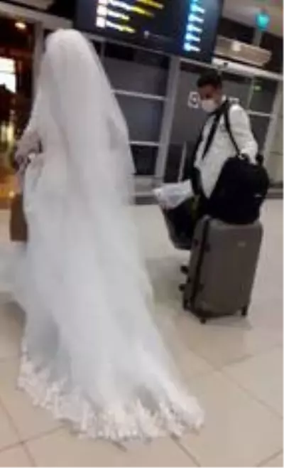 Düğünden çıkıp balayına yetişmeye çalışan çift, gelinlik ve damatlıkla uçağa bindi Düğünden çıkıp balayına yetişmeye çalışan çift, gelinlik ve damatlıkla uçağa bindi