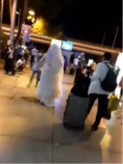 Düğünden çıkıp balayına yetişmeye çalışan çift, gelinlik ve damatlıkla uçağa bindi Düğünden çıkıp balayına yetişmeye çalışan çift, gelinlik ve damatlıkla uçağa bindi