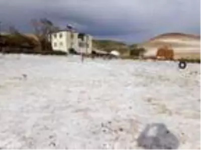 Ardahan'a kar gibi dolu yağdı! Vatandaşlar gözlerine inanamadı Ardahan'a kar gibi dolu yağdı! Vatandaşlar gözlerine inanamadı