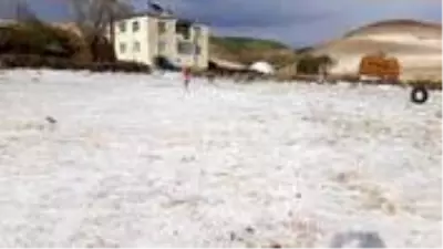 Ardahan'a kar gibi dolu yağdı! Vatandaşlar gözlerine inanamadı Ardahan'a kar gibi dolu yağdı! Vatandaşlar gözlerine inanamadı