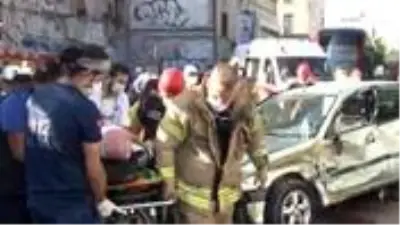 Beyoğlu'nda tramvayla otomobil çarpıştı: 1 yaralı Beyoğlu'nda tramvayla otomobil çarpıştı: 1 yaralı