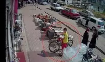Bisiklet hırsızını linç edilmekten polis kurtardı Bisiklet hırsızını linç edilmekten polis kurtardı