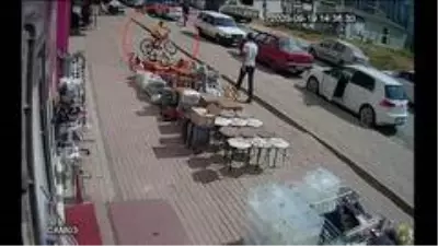 Bisiklet hırsızını linç edilmekten polis kurtardı Bisiklet hırsızını linç edilmekten polis kurtardı