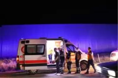 Bolu'da, traktörün römorkuna çarpan otomobil takla attı: 3 yaralı Bolu'da, traktörün römorkuna çarpan otomobil takla attı: 3 yaralı