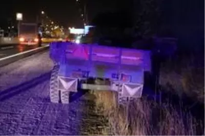 Bolu'da, traktörün römorkuna çarpan otomobil takla attı: 3 yaralı Bolu'da, traktörün römorkuna çarpan otomobil takla attı: 3 yaralı