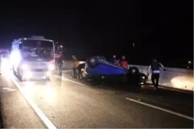 Bolu'da, traktörün römorkuna çarpan otomobil takla attı: 3 yaralı Bolu'da, traktörün römorkuna çarpan otomobil takla attı: 3 yaralı