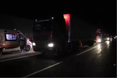 Bolu'da, traktörün römorkuna çarpan otomobil takla attı: 3 yaralı Bolu'da, traktörün römorkuna çarpan otomobil takla attı: 3 yaralı