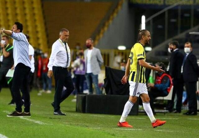 Caner Erkin, oyundan çıkarken teknik direktör Erol Bulut'a tepki gösterdi Caner Erkin, oyundan çıkarken teknik direktör Erol Bulut'a tepki gösterdi