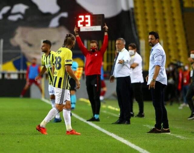 Caner Erkin, oyundan çıkarken teknik direktör Erol Bulut'a tepki gösterdi Caner Erkin, oyundan çıkarken teknik direktör Erol Bulut'a tepki gösterdi