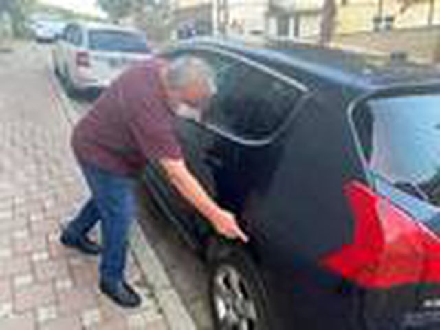 Çekmeköy'de keçinin boynuz darbeleriyle otomobile zarar vermesi kamerada