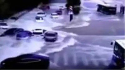 Dev gelgit dalgaları otoyola ulaştı, araçlar birbirlerine girdi Dev gelgit dalgaları otoyola ulaştı, araçlar birbirlerine girdi