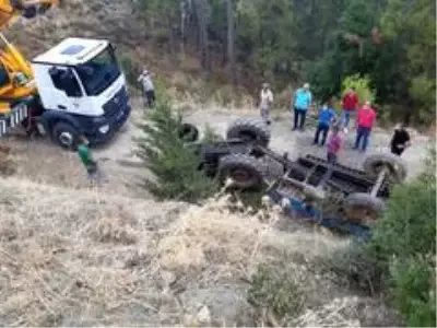 Devrilen traktörün altında kalan sürücü hayatını kaybetti Devrilen traktörün altında kalan sürücü hayatını kaybetti