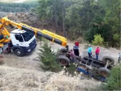 Devrilen traktörün altında kalan sürücü hayatını kaybetti Devrilen traktörün altında kalan sürücü hayatını kaybetti
