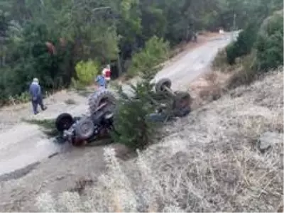 Devrilen traktörün altında kalan sürücü hayatını kaybetti Devrilen traktörün altında kalan sürücü hayatını kaybetti