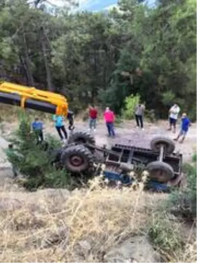 Devrilen traktörün altında kalan sürücü hayatını kaybetti Devrilen traktörün altında kalan sürücü hayatını kaybetti