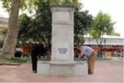Edirne'de 1911 yılındaki salgında şehit olan askerler ve doktorlar anısına yaptırılan çeşme onarıldı Edirne'de 1911 yılındaki salgında şehit olan askerler ve doktorlar anısına yaptırılan çeşme onarıldı