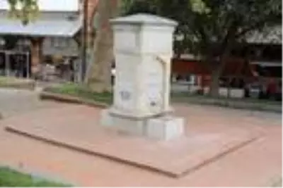Edirne'de 1911 yılındaki salgında şehit olan askerler ve doktorlar anısına yaptırılan çeşme onarıldı Edirne'de 1911 yılındaki salgında şehit olan askerler ve doktorlar anısına yaptırılan çeşme onarıldı