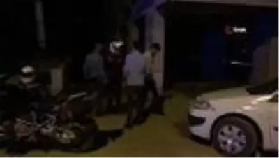 Elleri kelepçeli olarak polis aracından atlayıp kaçan zanlıyı yakalamak için seferber oldular Elleri kelepçeli olarak polis aracından atlayıp kaçan zanlıyı yakalamak için seferber oldular