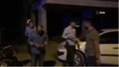 Elleri kelepçeli olarak polis aracından atlayıp kaçan zanlıyı yakalamak için seferber oldular Elleri kelepçeli olarak polis aracından atlayıp kaçan zanlıyı yakalamak için seferber oldular