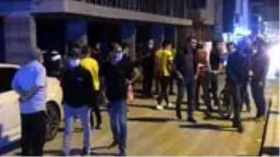 Elleri kelepçeli olarak polis aracından atlayıp kaçan zanlıyı yakalamak için seferber oldular Elleri kelepçeli olarak polis aracından atlayıp kaçan zanlıyı yakalamak için seferber oldular