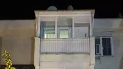 Evinde fenalaşan güvenlik amiri hayatını kaybetti, yakınları birbirine sarılıp ağladı Evinde fenalaşan güvenlik amiri hayatını kaybetti, yakınları birbirine sarılıp ağladı
