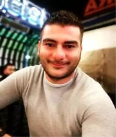 Evinde fenalaşan güvenlik amiri hayatını kaybetti, yakınları birbirine sarılıp ağladı Evinde fenalaşan güvenlik amiri hayatını kaybetti, yakınları birbirine sarılıp ağladı
