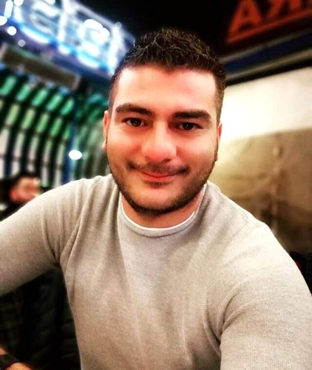 Evinde fenalaşan güvenlik amiri hayatını kaybetti, yakınları birbirine sarılıp ağladı Evinde fenalaşan güvenlik amiri hayatını kaybetti, yakınları birbirine sarılıp ağladı