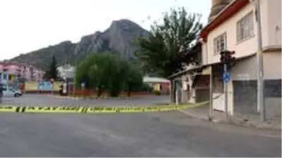 Galeriye kalaşnikoflu saldırı: 2 yaralı Galeriye kalaşnikoflu saldırı: 2 yaralı