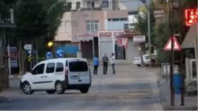 Galeriye kalaşnikoflu saldırı: 2 yaralı Galeriye kalaşnikoflu saldırı: 2 yaralı