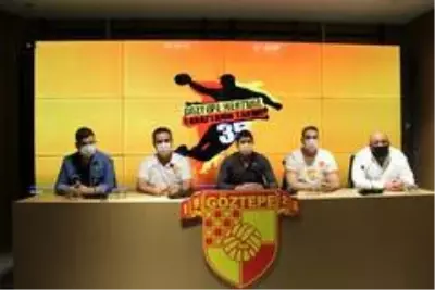 Göztepeli taraftarların kurduğu Göztepe Hentbol Takımı tanıtıldı Göztepeli taraftarların kurduğu Göztepe Hentbol Takımı tanıtıldı