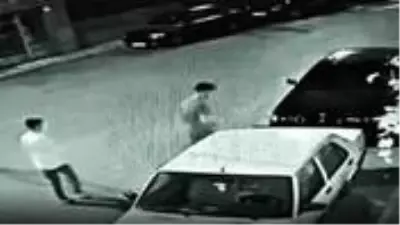 Güvenlik kamerasını fark edince çaldıkları plakaları yerine taktılar