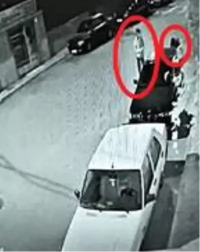 Güvenlik kamerasını fark edince çaldıkları plakaları yerine taktılar