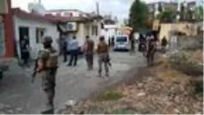 İskenderun'da silah kaçakçılarına şafak operasyonu: 5 gözaltı İskenderun'da silah kaçakçılarına şafak operasyonu: 5 gözaltı